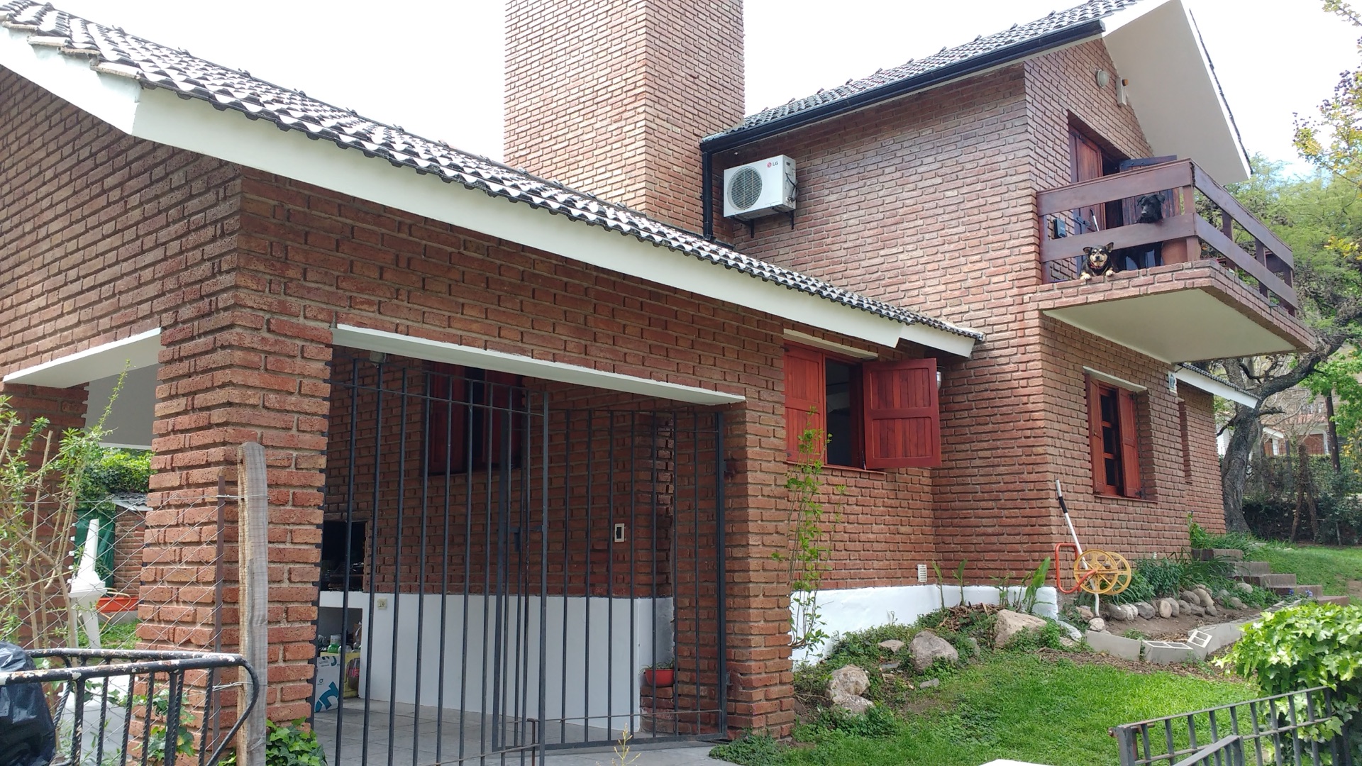 House — Hacha 4