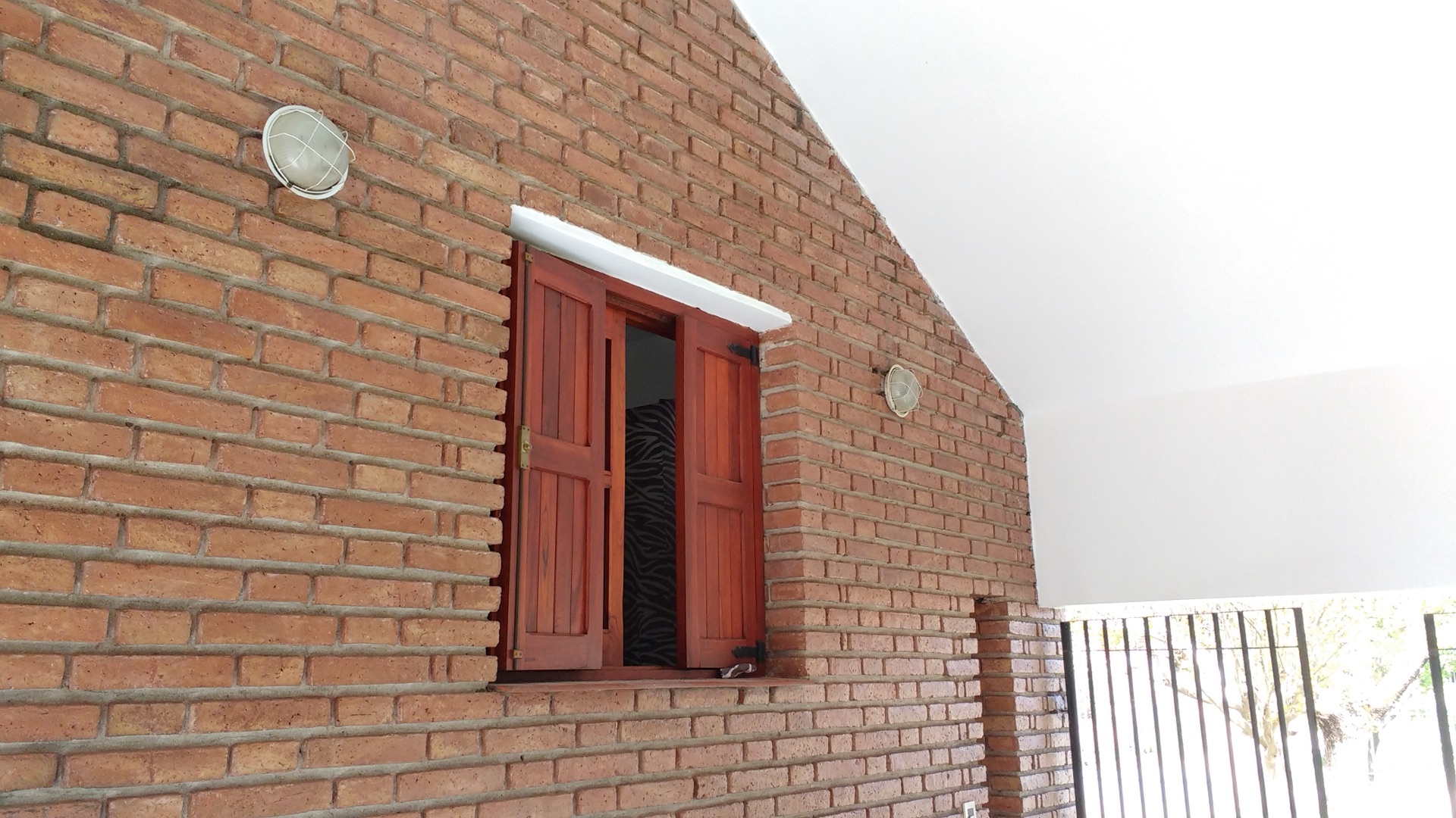 House — Hacha 14